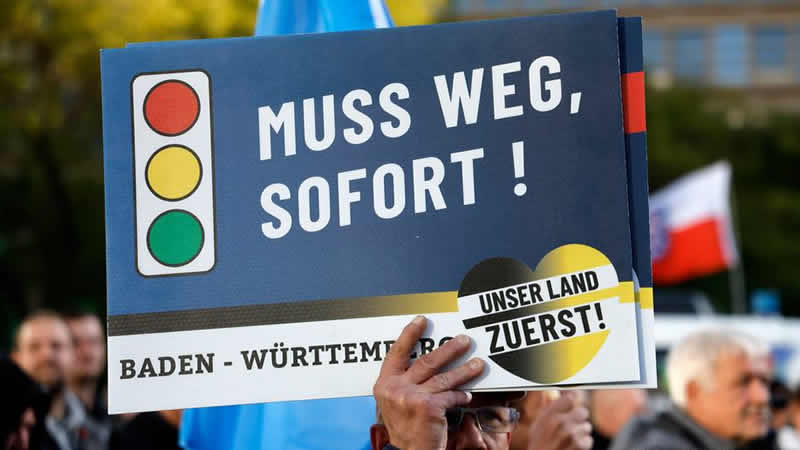 德国选项党支持者去年10月举行反三党联合政府示威游行