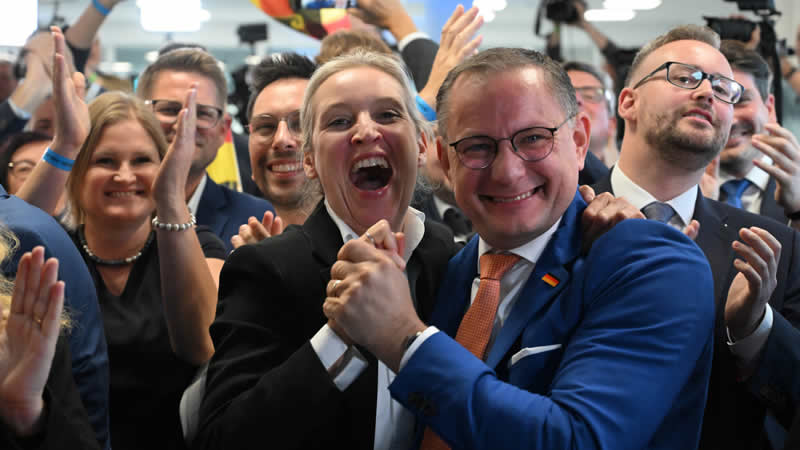 德国极右翼庆祝击败朔尔茨的政党