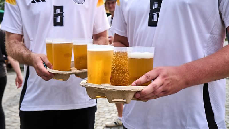 欧洲杯球迷购买啤酒