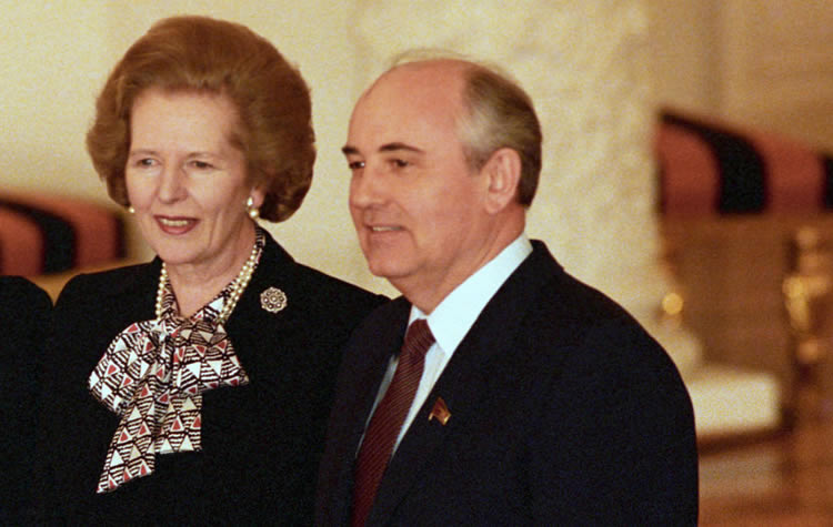 玛格丽特•撒切尔(Margaret Thatcher)造访克里姆林宫，与米哈伊尔•戈尔巴乔夫(Mikhail Gorbachev)举行会谈